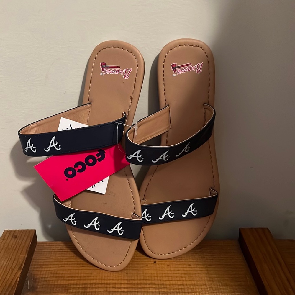 NWT Atlanta Braves sandals women’s size M. Fits size 7/8.